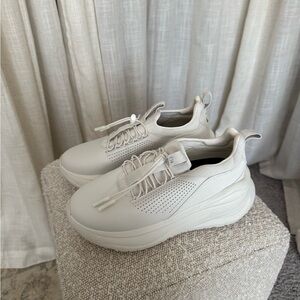 Clove Women's White Sneakers Size 7